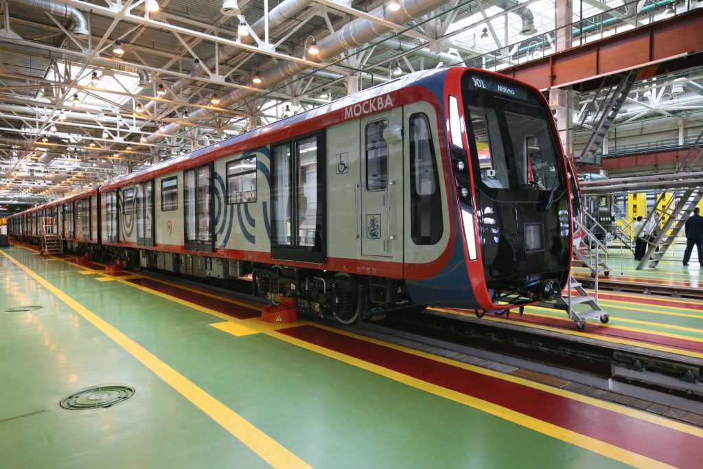 Более 330 инновационных вагонов начали курсировать в метро Москвы в 2021 году