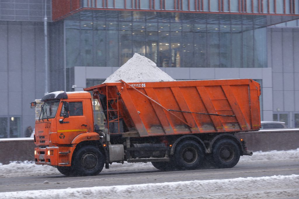 Выпавший за время обильных садков снег убирают с улиц Тверского района