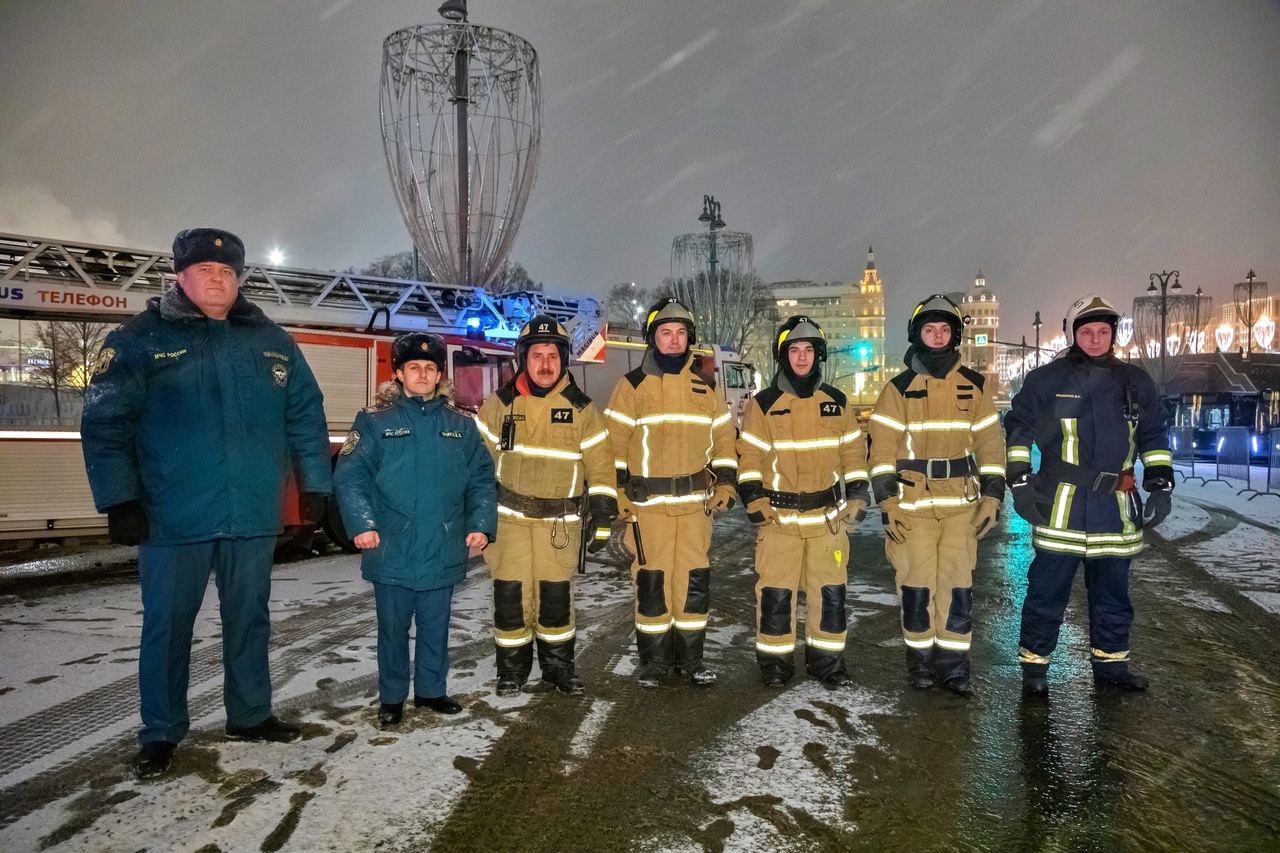 МЧС Москвы: Более 900 сотрудников обеспечат пожарную безопасность в  Новогоднюю ночь