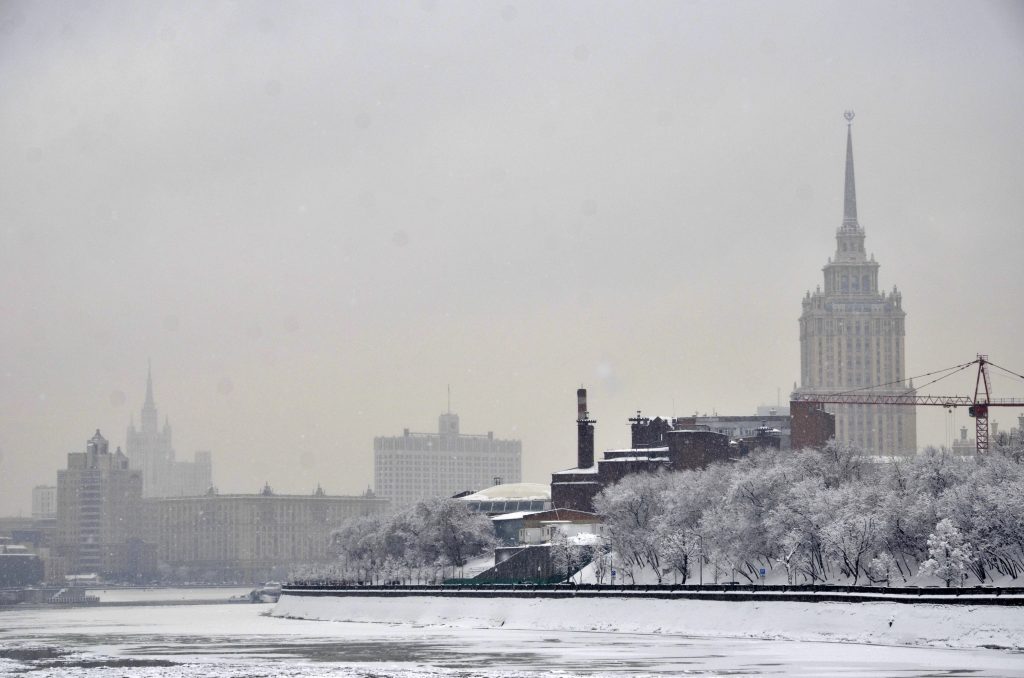 Облачность, снегопад и холод ожидаются в Москве