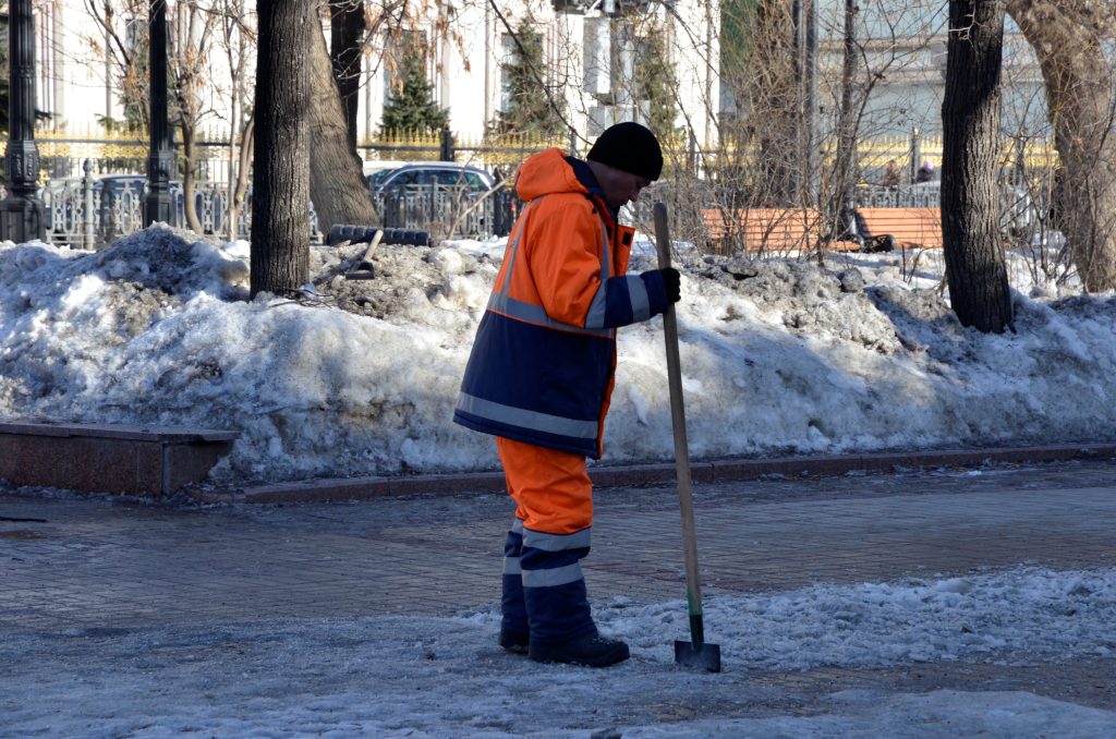 Работы по уборке снега и наледи проводят в районе Замоскворечье