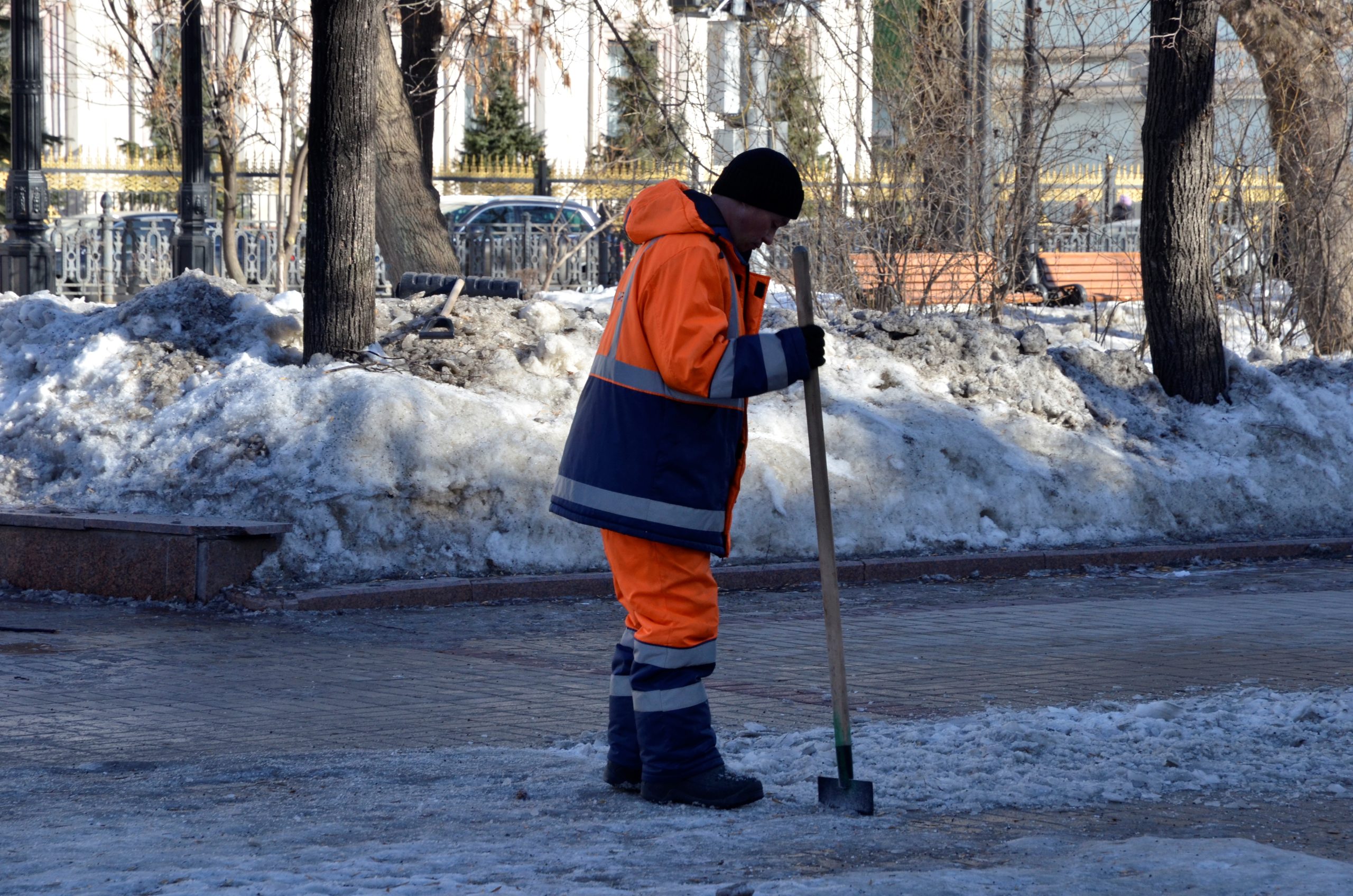 Работы по уборке снега и наледи проводят в районе Замоскворечье. Фото: Анна Быкова