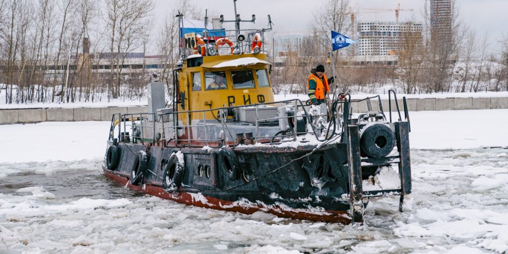 Жителям столицы рассказали о зимнем дежурстве московских ледоколов