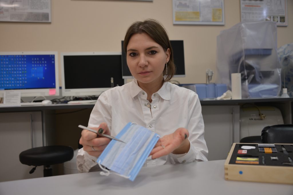 14 января 2022 года. Руководитель проекта по созданию быстро разлагаемых медицинских масок Полина Тюбаева показывает изобретение