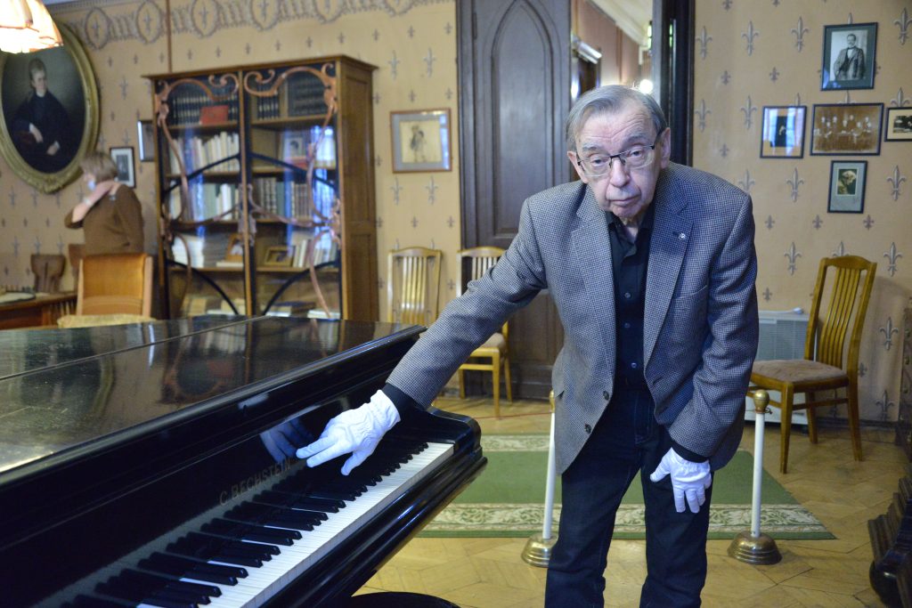 19 февраля 2022 года. Директор Музея Скрябина Александр Лазарев показал рояль фирмы «Бехштейн», который принадлежал композитору. Фото: личный архив
