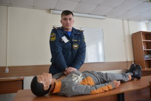 14 января 2022 года. Дежурный по подразделению Сергей Нагибин показывает, как делать непрямой массаж сердца