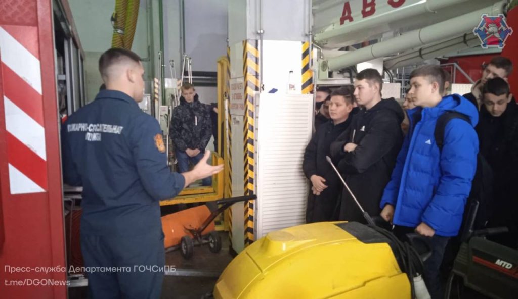 Пожарно-спасательный отряд №207 поделился опытом с будущими пожарными и спасателями из Ростова-на-Дону