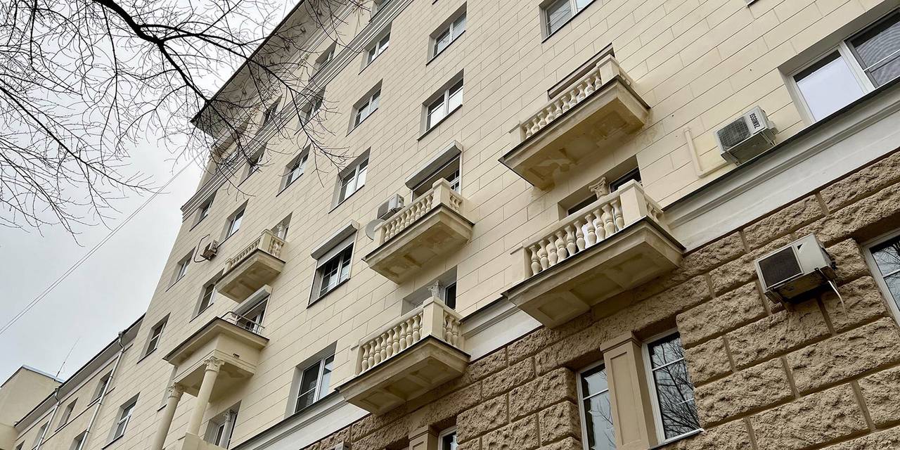 Сотрудники «Жилищника» проверили дома в районе Якиманка на предмет соблюдения мер безопасности. Фото: сайт мэра Москвы