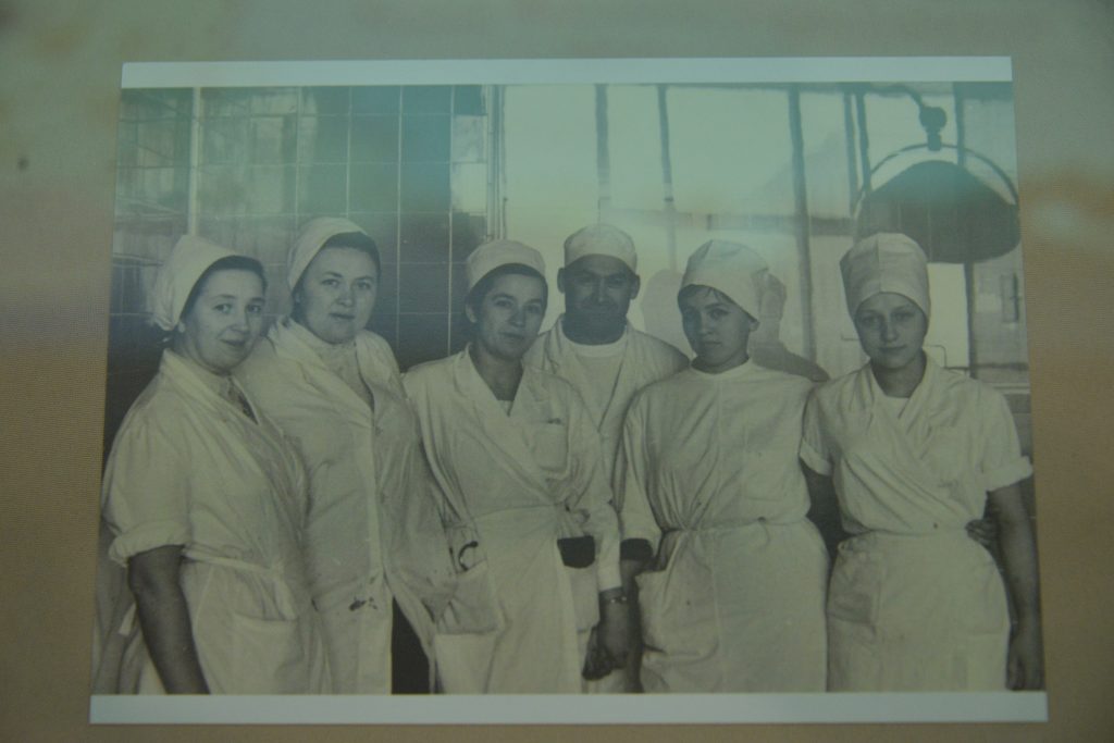 Конец 1960-х. Надежда Троян (третья слева), имя которой дали поисковому отряду Сеченовки, с коллегами. Фото: личный архив семьи Троян