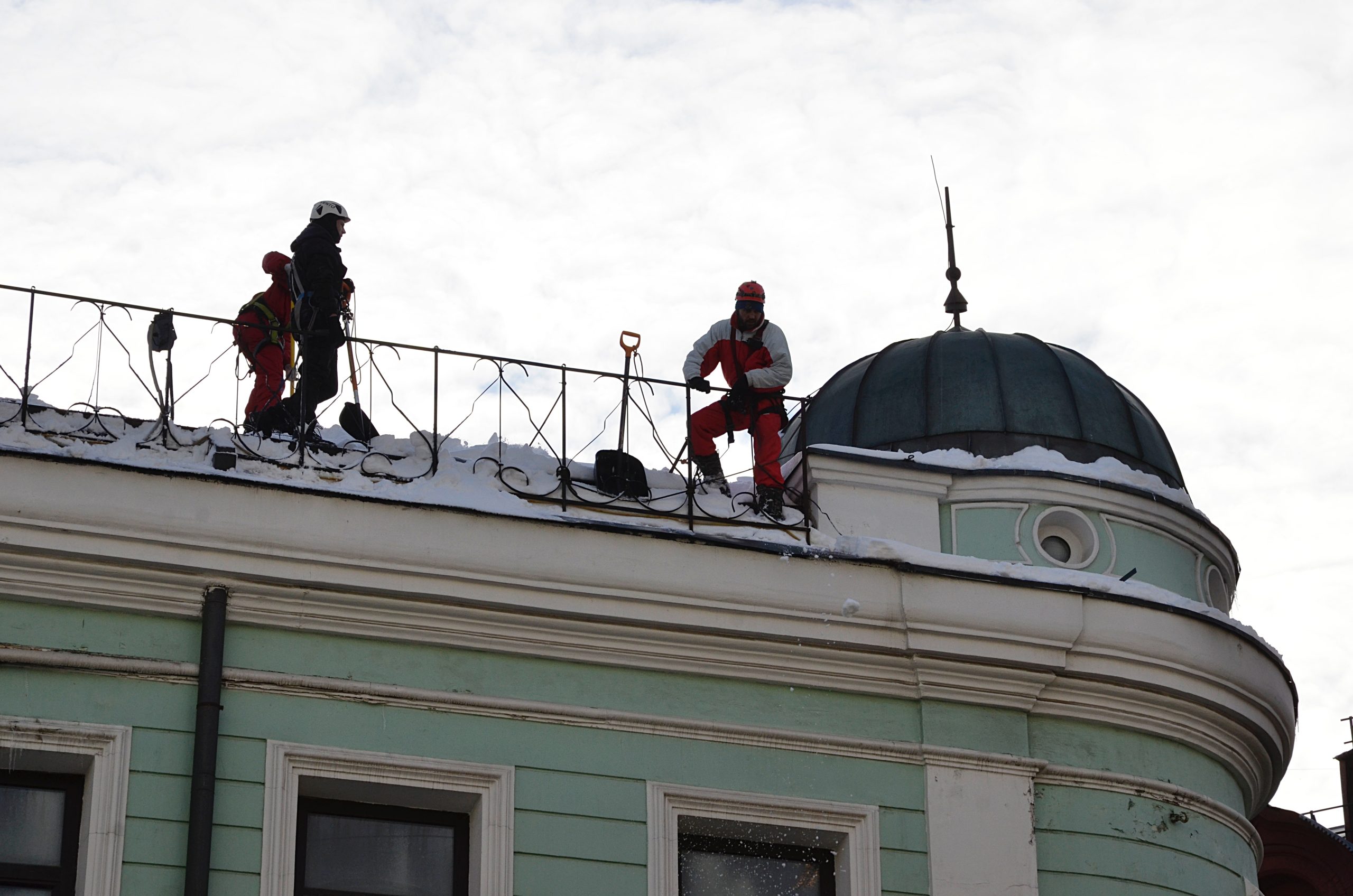 Погибшая в Восточном Измайлово женщина проигнорировала меры безопасности при очистке крыши. Фото: Анна Быкова