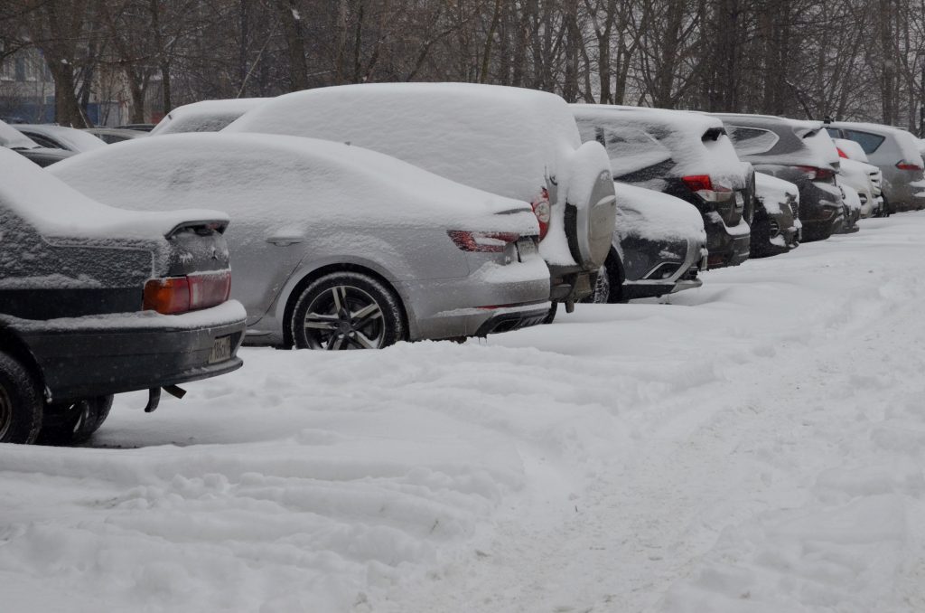 Специалисты «Жилищника» очистили от снега и наледи парковки в Тверском районе