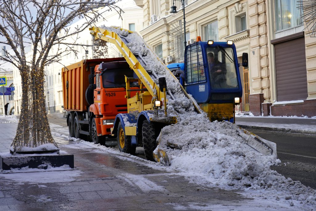 Усиленный режим работы служб по уборке и вывозу снега ввели в районе Якиманка