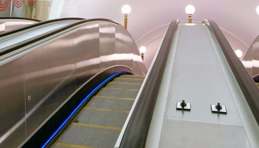 Специалисты закрыли эскалатор на станции метро «Красные Ворота» на ремонт