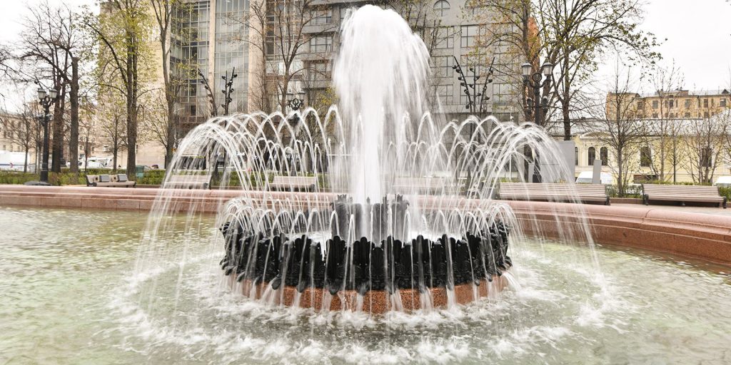Специалисты приведут в порядок фонтан на Пушкинской площади