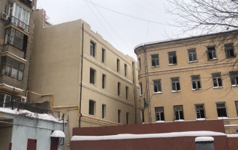 Незаконную надстройку к зданию снесли в Мещанской районе
