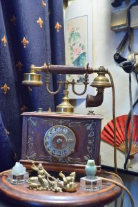 Телефон, созданный по образцу начала XX века. Фото: Анна Малакмадзе, «Вечерняя Москва»