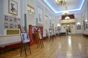 Выставка с фотографиями выдающихся актеров в фойе театра. Фото: Анна Малакмадзе, «Вечерняя Москва»