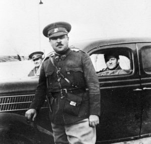 Мате Залка, он же генерал Лукач, в Испании весной 1937 года. 11 июня в эту машину попадет осколок. Фото: РИА Новости