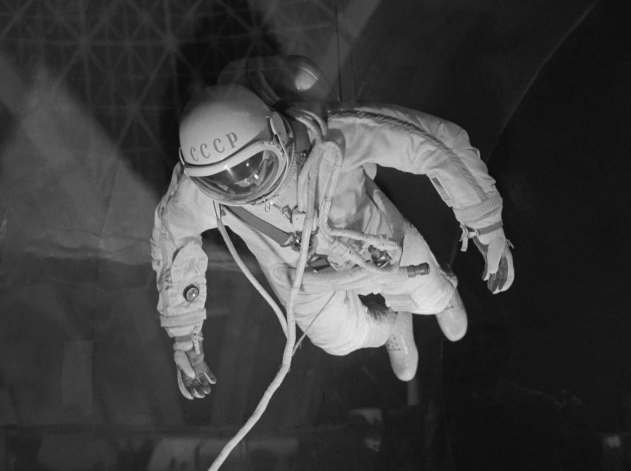 Первый мужчина в открытом космосе. Леонов открытый космос. Леонов Афанасьев космонавт.