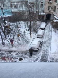 Зимой неравнодушный Анатолий Иванович помогает расчищать двор от снега. Фото: личный архив Татьяны Олифер