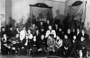 1926 год. Михаил Булгаков (пятый слева в первом ряду) среди артистов Московского Художественного академического театра. Фото: И. Александров, РИА Новости