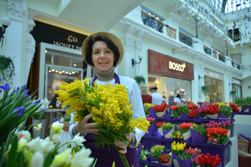 Москвичка подбирает красивые цветы для своих покупателей