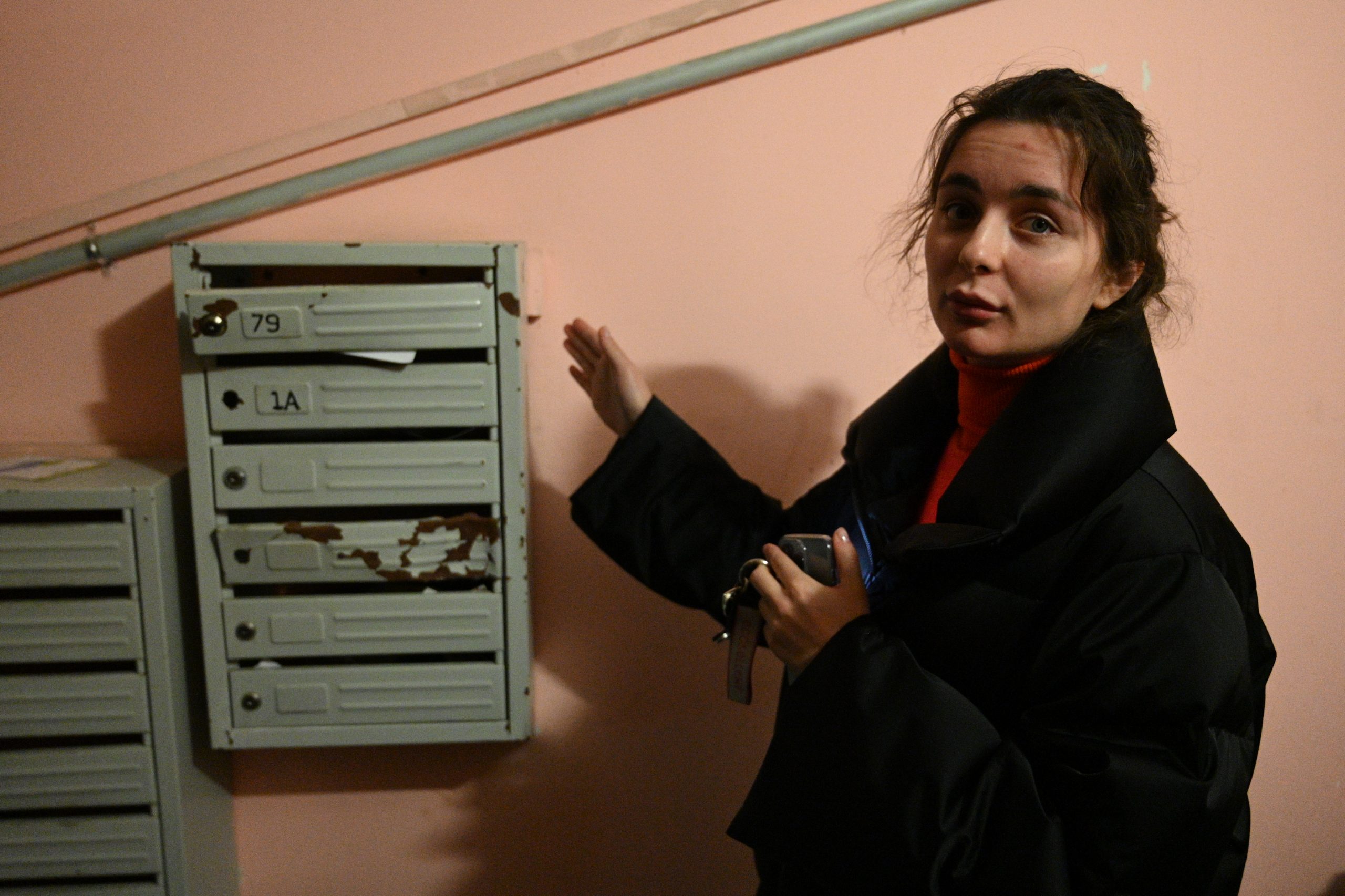 Лиза Абгарова показывает разбитые ящики. Фото: Алесей Орлов, «Вечерняя Москва»