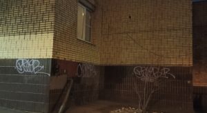 Фасад дома с вандальными надписями. Фото: Анна Малакмадзе, «Вечерняя Москва»