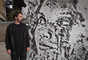 Это работа всемирно известного португальского уличного художника Алешандре Фарту. Фото взято с сайта информационного агентства «Тасс»