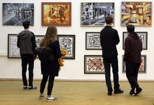 13 апреля 2017 года. Посетители рассматривают картины Владимира Киселева на выставке в МАРХИ. Фото: Арт-релиз.рф