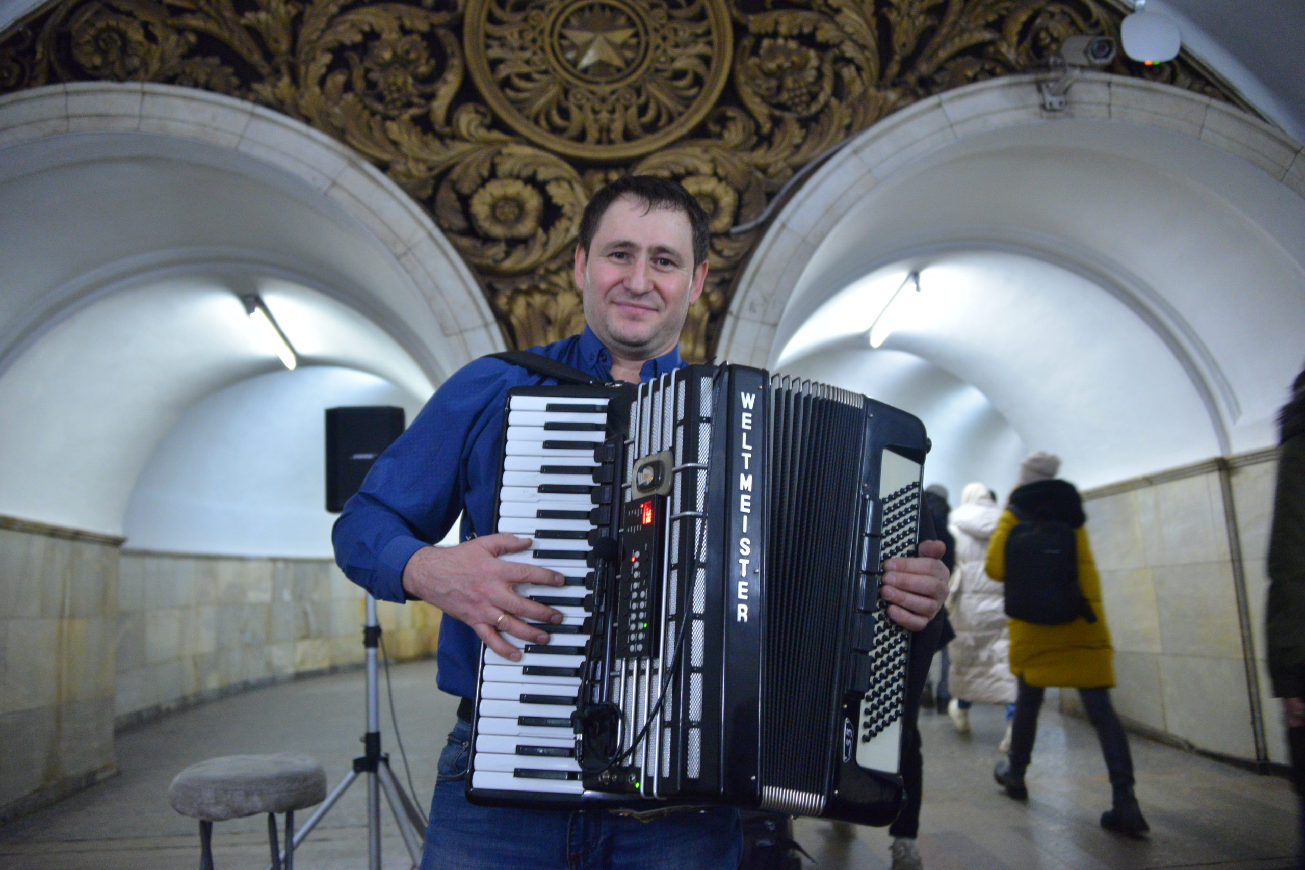 11 марта 2022 года. Участники проекта «Музыка в метро». Юрий Пашалы виртуозно играет на аккордеоне. Фото: Анна Малакмадзе