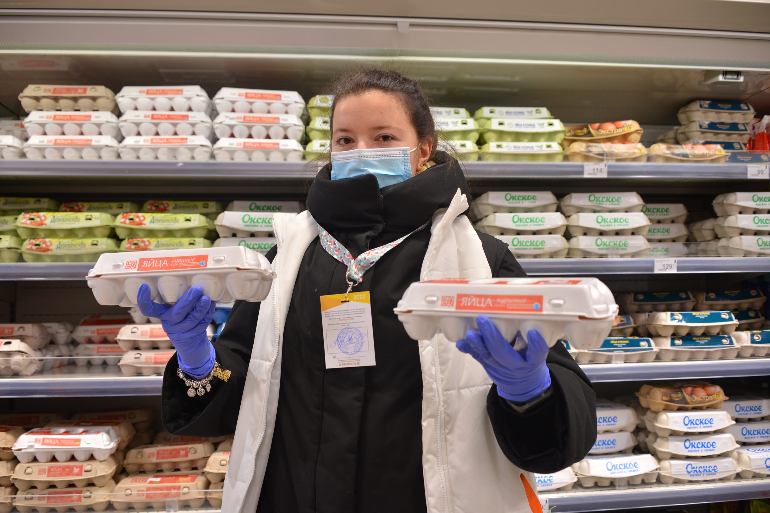 24 февраля 2022 года. Волон- тер Полина Окунева закупает продукты для жительницы района Якиманка. Фото: Анна Малакмадзе