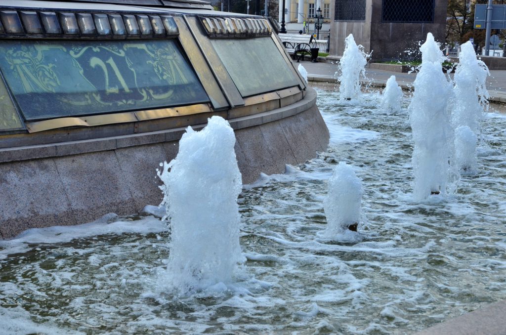 Фонтаны на Манежной площади начали планово промывать перед началом сезона
