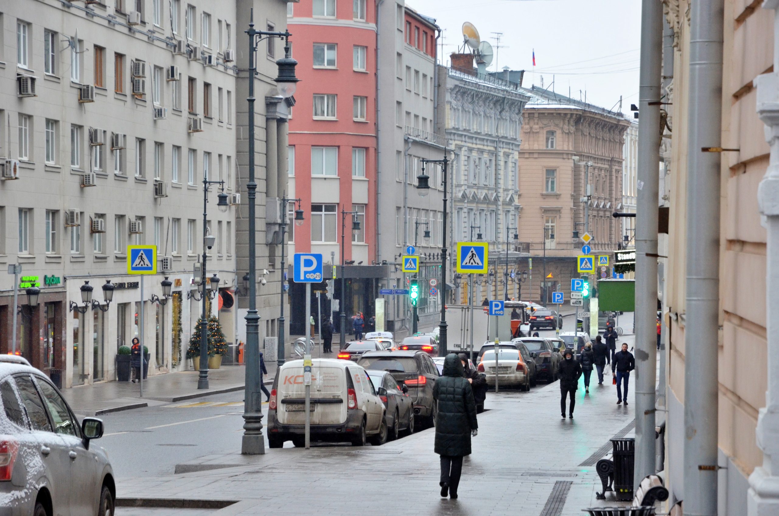 Парковочные места в центре города станут бесплатными в Международный женский день. Фото: Анна Быкова