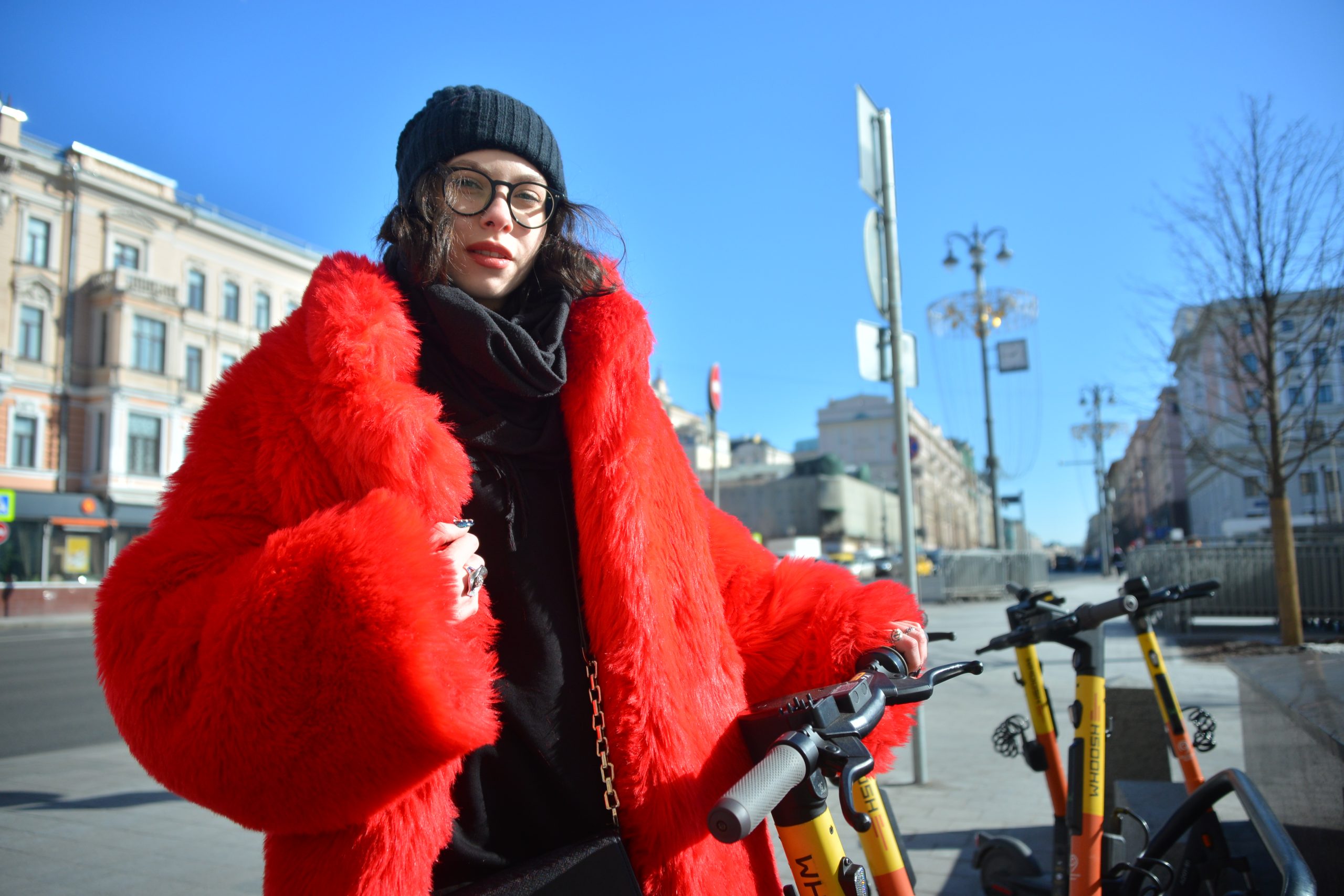 10 марта 2022 года москвичка Елена Добровинская возле станции метро «Маяковская» готова к прогулке на самокатах