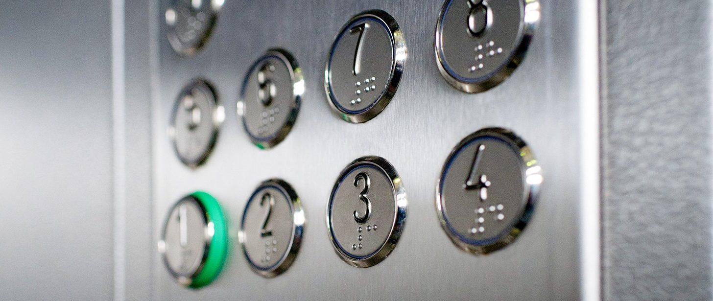 Специалисты заменят 135 лифтов в жилых домах центра столицы. Фото: сайт мэра Москвы