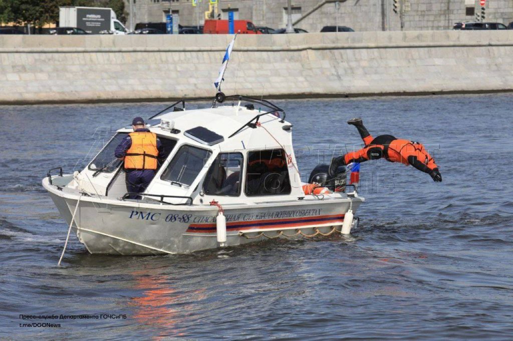 Спасен свалившийся в Москва-реку мужчина