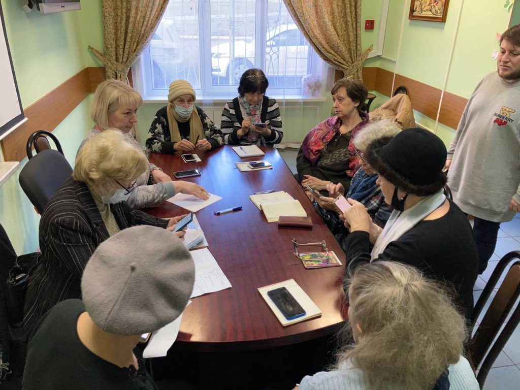 Киберспортсмен помогает москвичам старшего возраста осваивать гаджеты