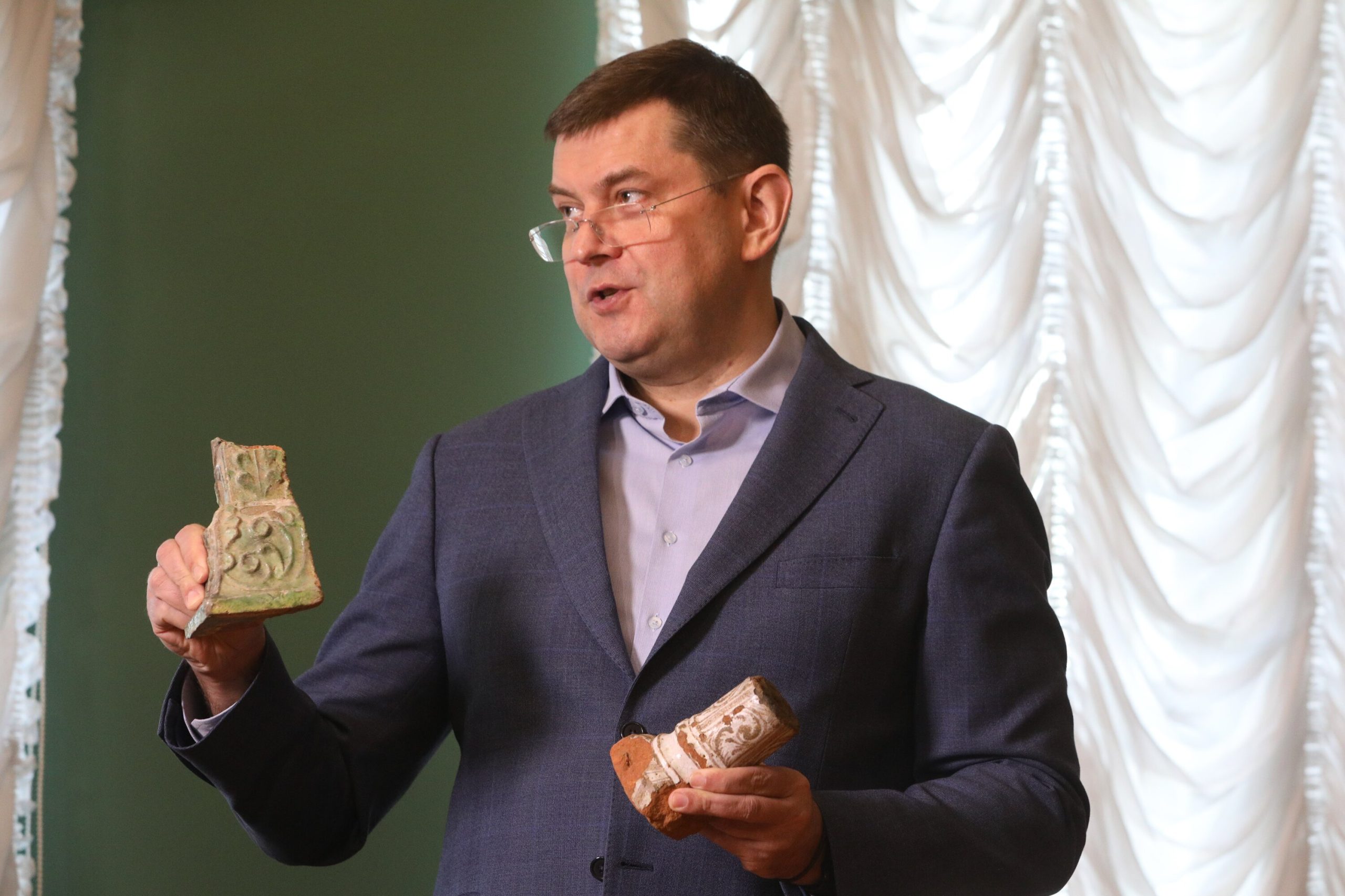 14 февраля 2022 года. Глава МосгорнаследияАлексей Емельянов показал и другие артефакты, найденные в Старомонетном переулке. Фото взято с сайта Агентства городских новостей «Москва»