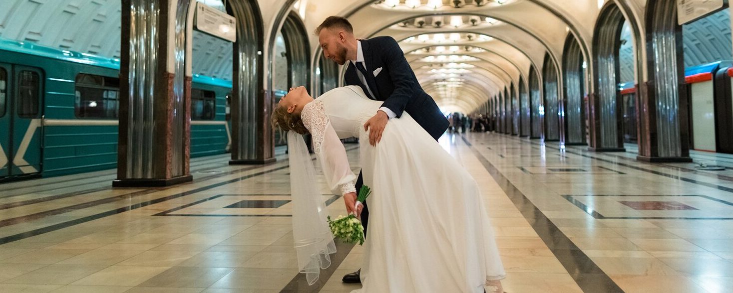 Фото со свадьбы, или необычную выставку представили на улицах центра. Фото: сайт мэра Москвы