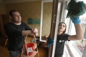 Полина Аржукова и Кирилл Ляшков вымыли окна. Фото: Пелагея Замятина, «Вечерняя Москва» 