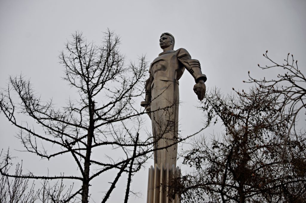 Памятник Юрию Гагарину помыли в Москве