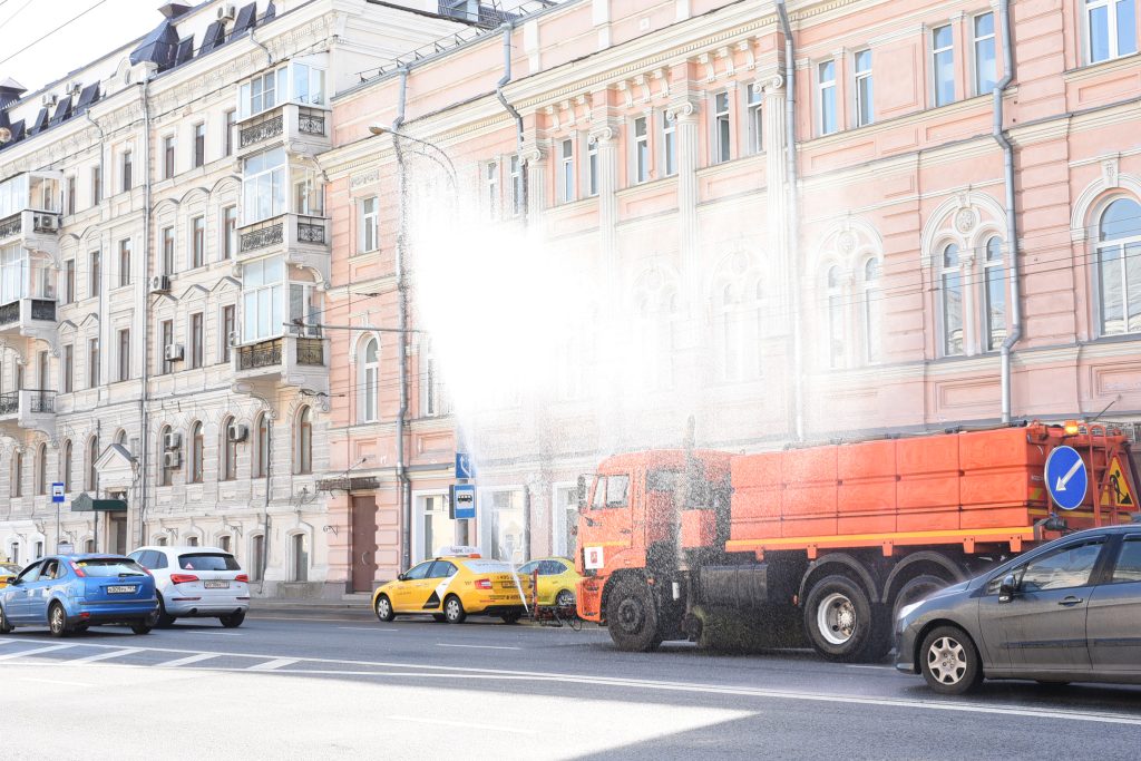 Дороги в Москве промоют с шампунем после зимы