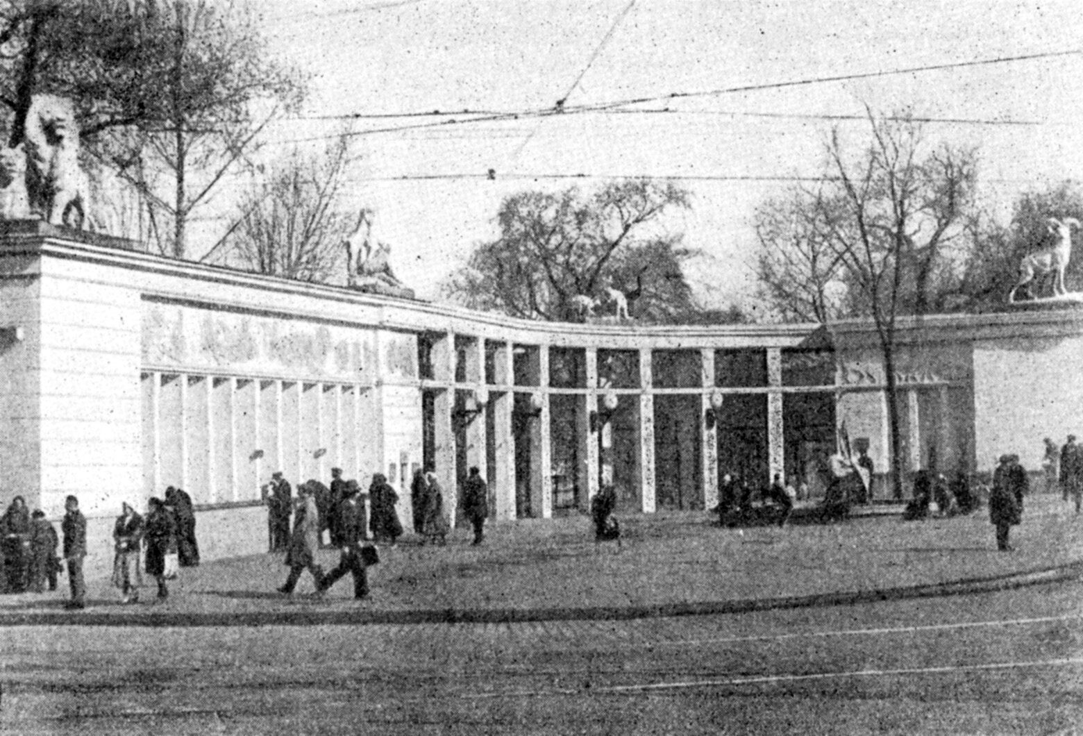 1938 год. Главный вход в Москвовкий зоопарк. Фото предоставили в архиве Московского зоопарка