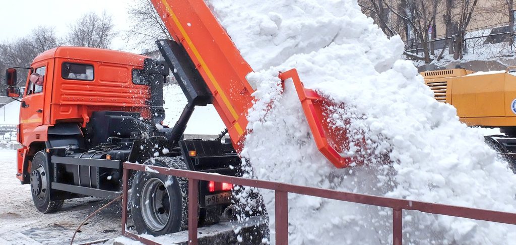 Сотрудники «Жилищника» убрали снежные сугробы в Тверском и Красносельском районах