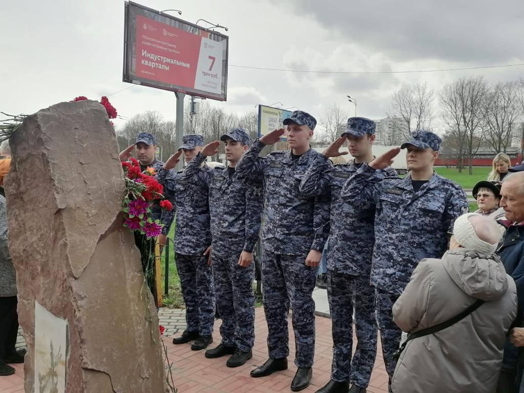 Память ликвидаторов аварии на Чернобыльской АЭС почтили столичные  росгвардейцы