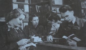 Читатели в библиотеке. Фото взято с официального сайта культурного учреждения