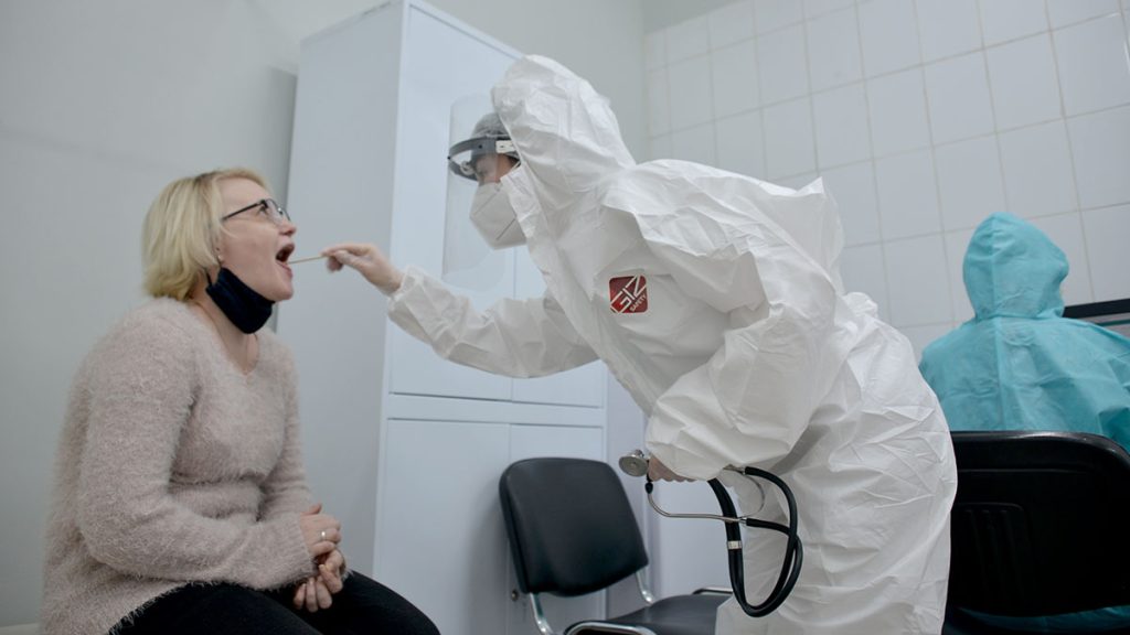 Количество госпитализированных с коронавирусной инфекцией в России за сутки достигло 2682 человек