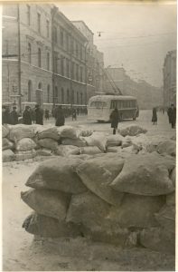 1941 год. Баррикады у Кировских ворот. Фото предоставили в библиотеке имени Ивана Тургенева