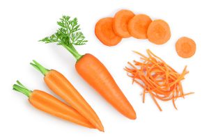 Морковь. Для омоложения кожи хорошо подойдет морковно-яблочная маска. Натрите оба ингредиента и смешайте их с ложкой густой сметаны. Нанесите на лицо на 15–20 минут, после смойте холодной водой. Смесь увлажнит кожу, разгладит морщины. Фото: shutterstok.com